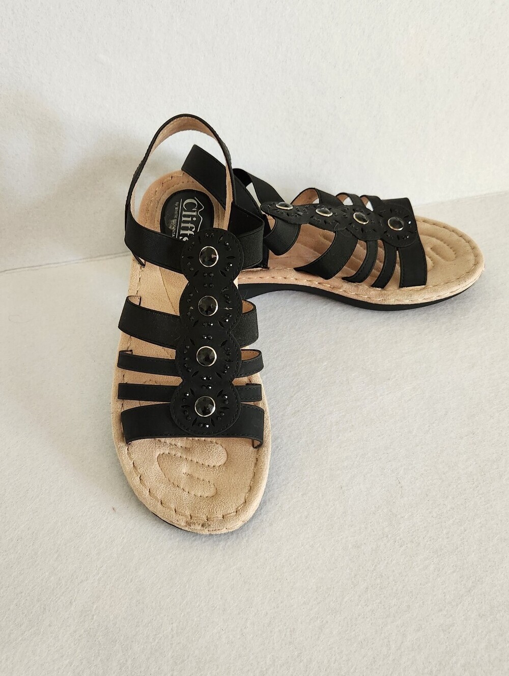 Cliffs by WHITE MOUNTAIN Black Strappy Grommet Gladiator Sandals Size 8